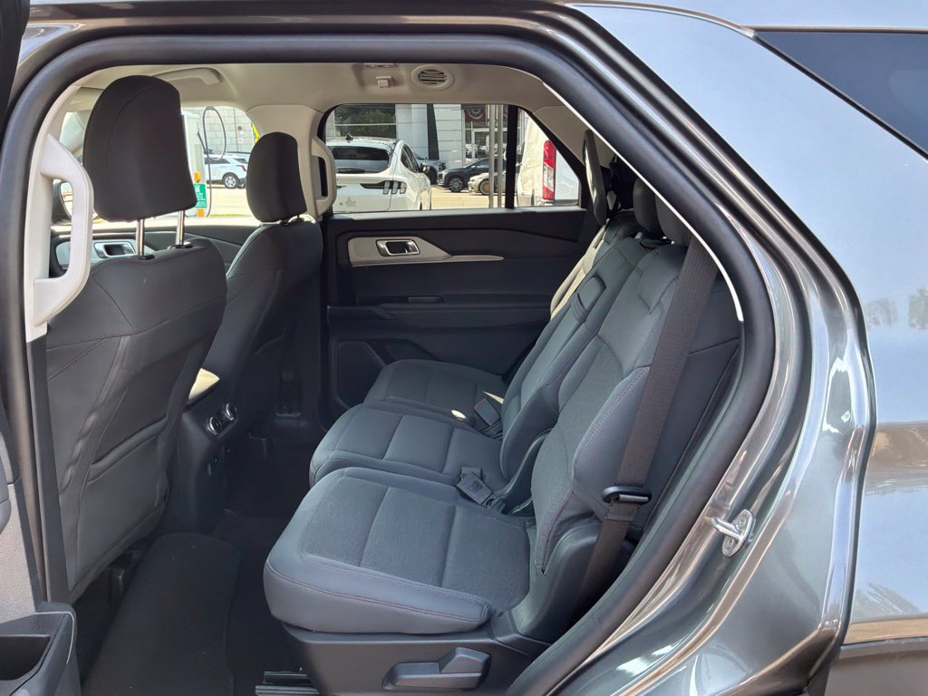 Used 2025 Ford Explorer Active AWD/4WD image 17