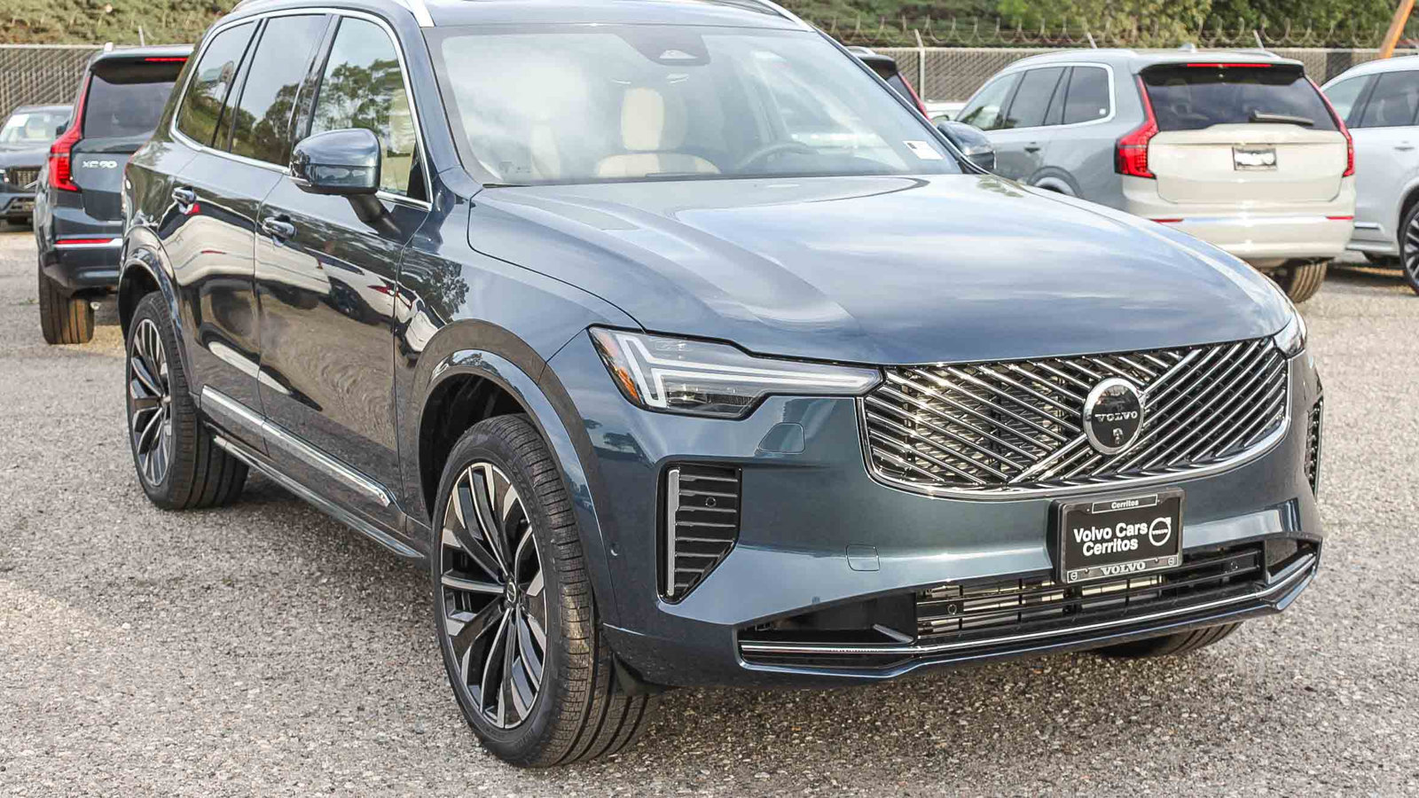 New 2026 Volvo XC90 T8 Plus w/ Protection Package Premier AWD/4WD image 3
