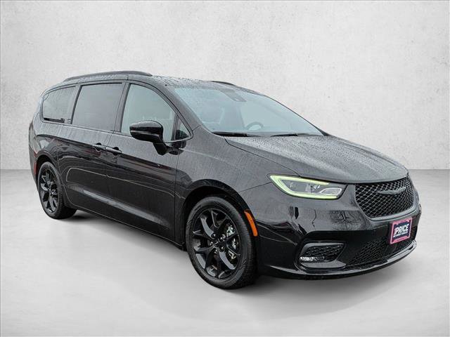 Used 2025 Chrysler Pacifica Limited video 3