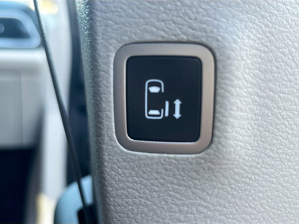 Used 2019 Chrysler Pacifica Touring-L image 28