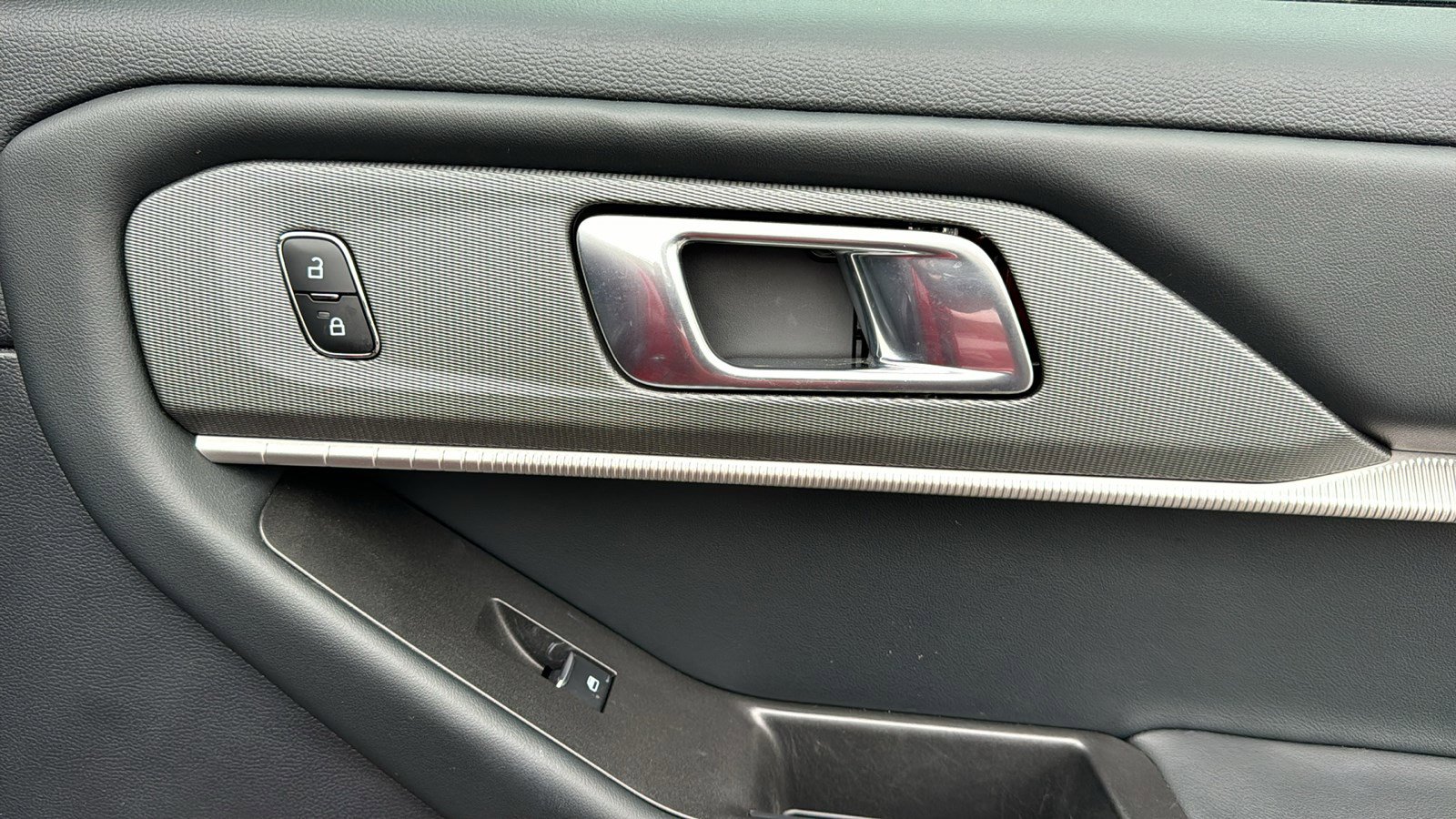 Used 2025 Ford Explorer ST-Line w/ Premium Package image 28