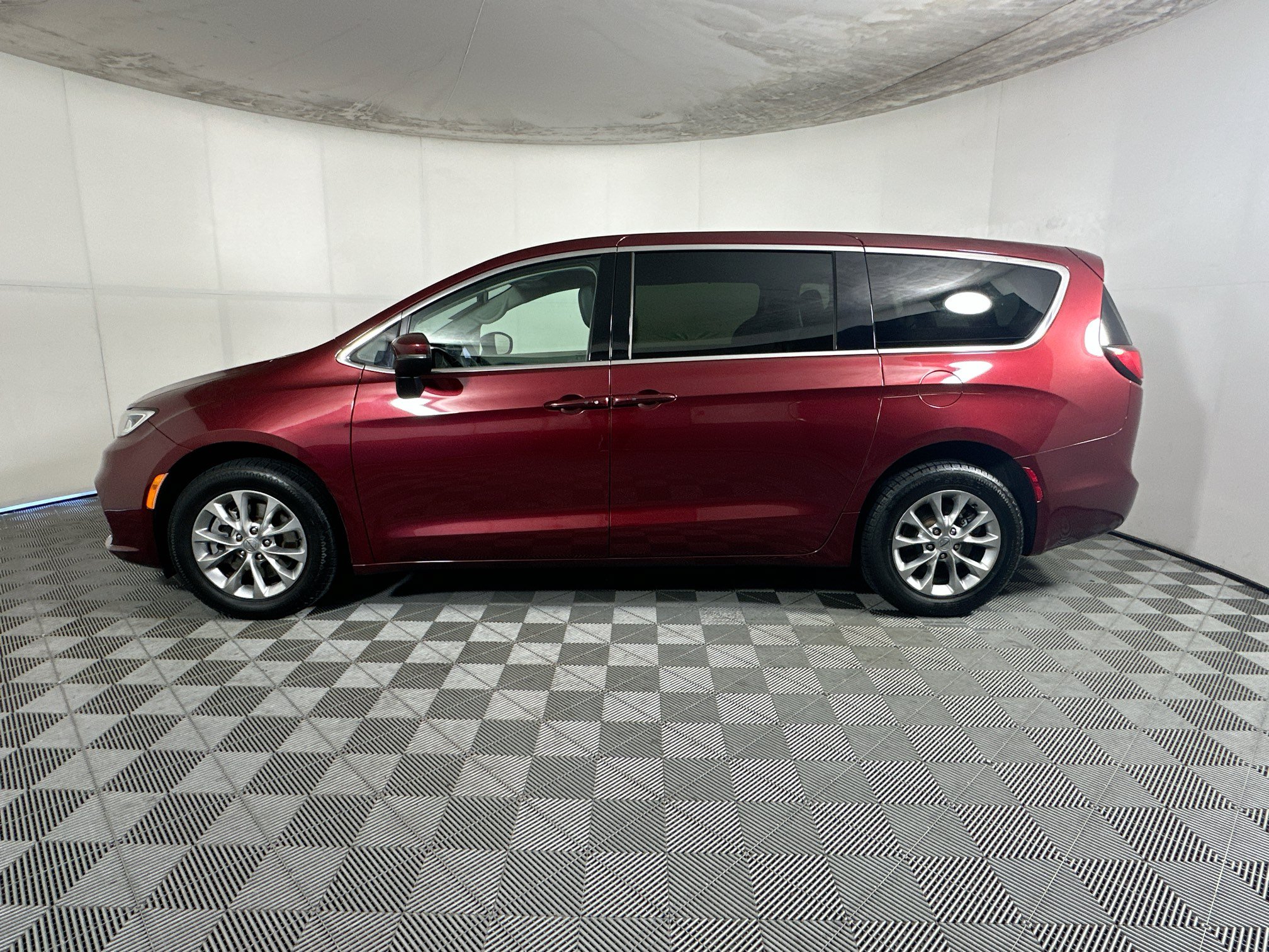 Used 2023 Chrysler Pacifica Touring-L AWD/4WD image 6