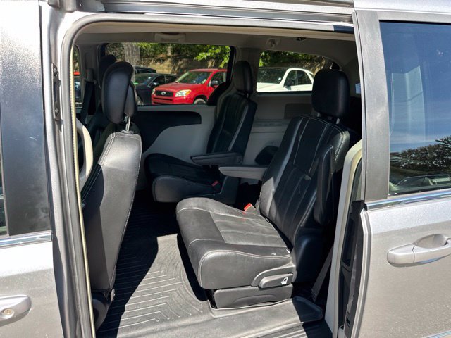 Used 2016 Chrysler Town & Country Touring FWD image 9