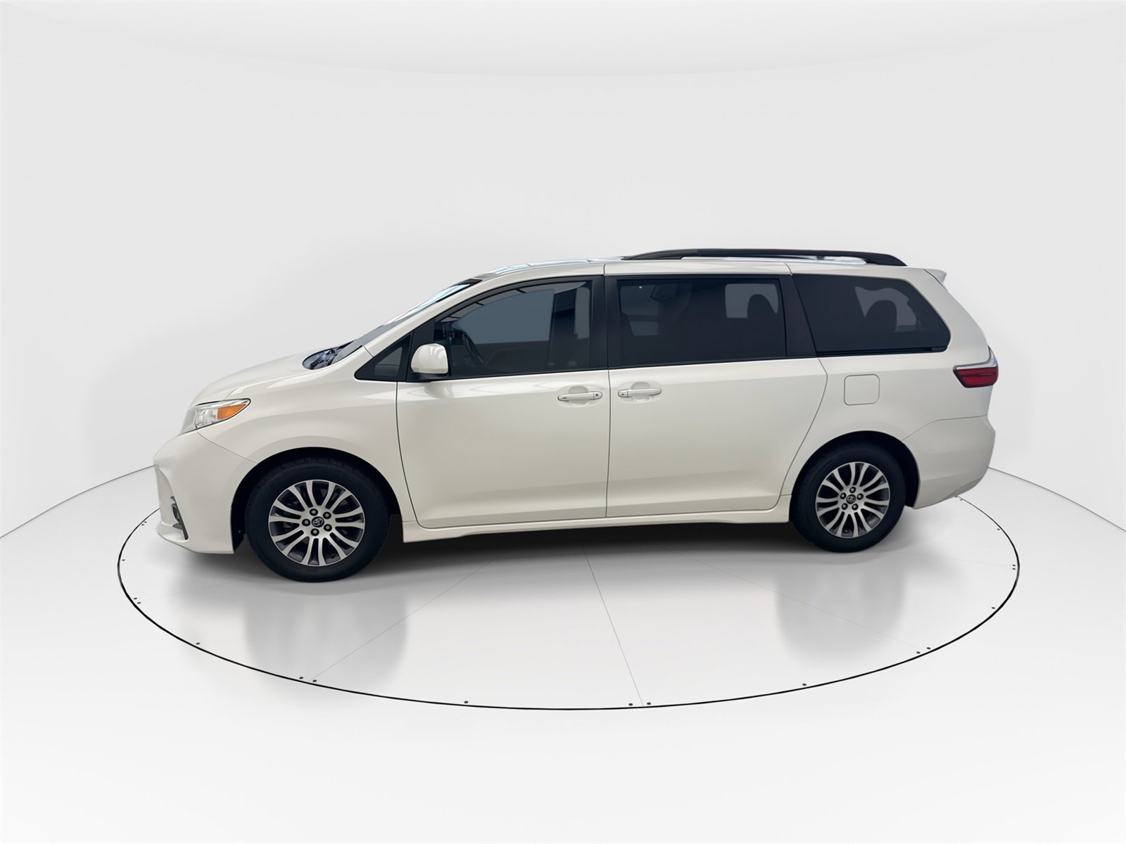 Used 2018 Toyota Sienna XLE w/ XLE Navigation Package image 5