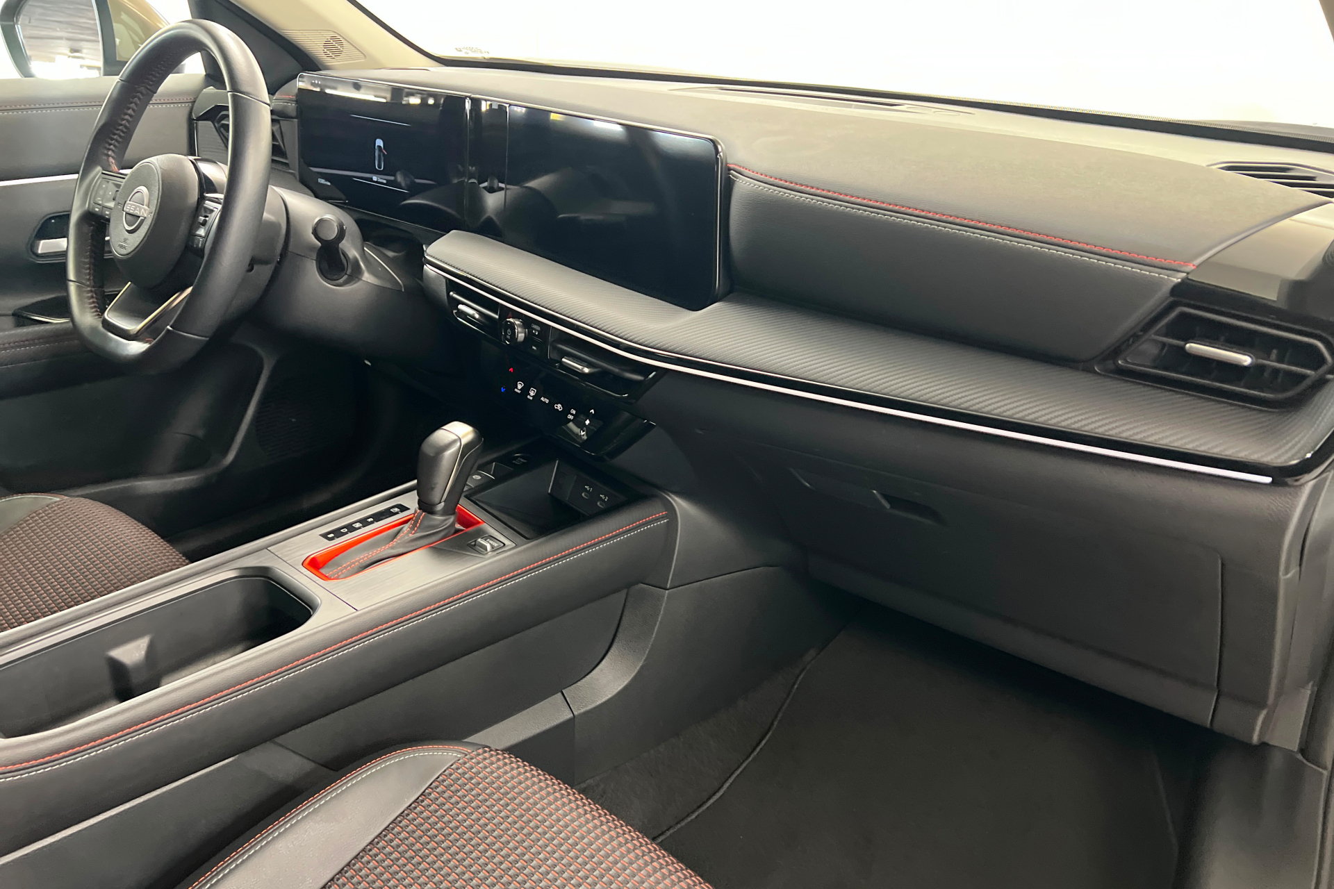 Used 2025 Nissan Kicks SR FWD image 25