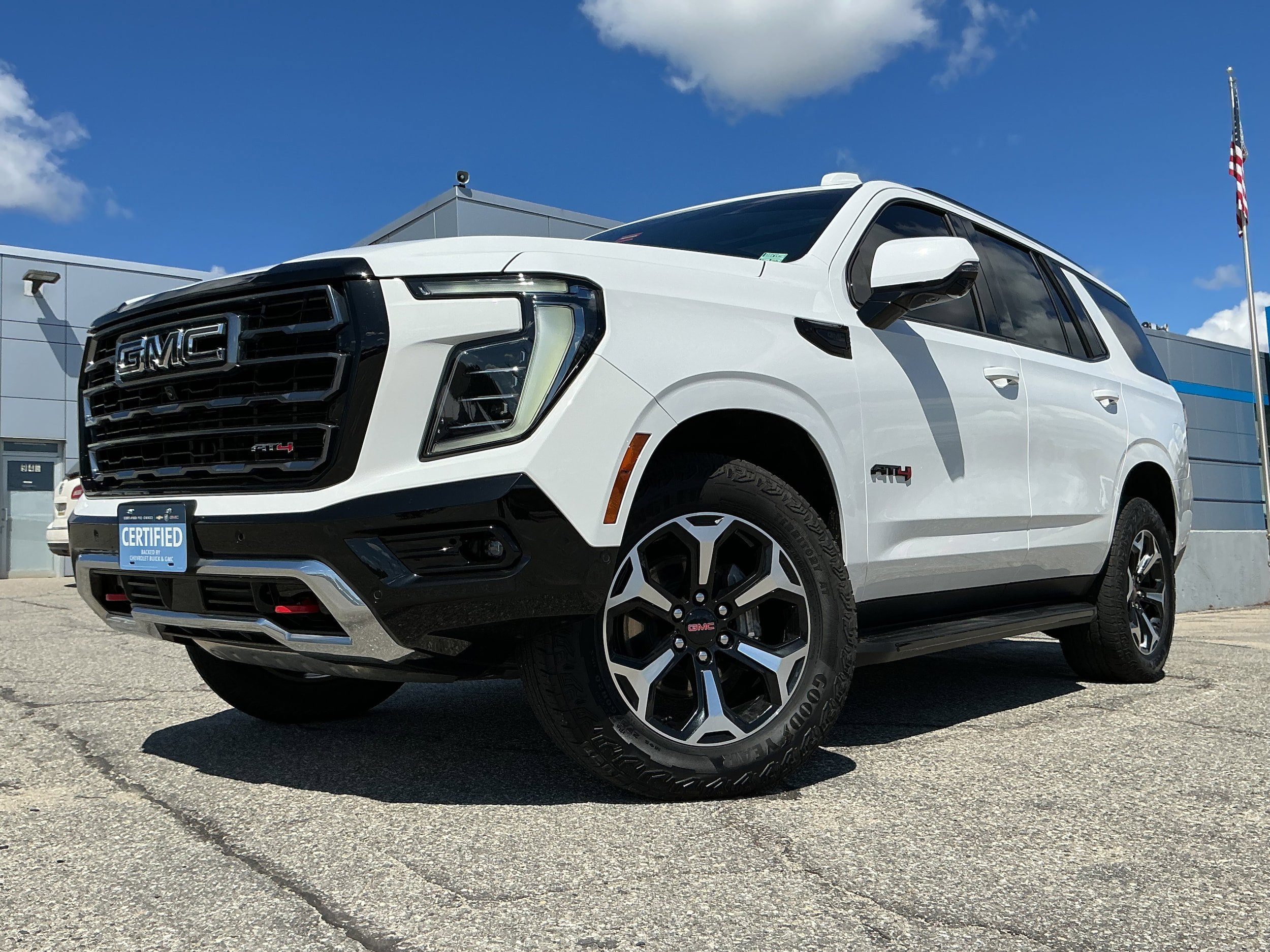 Used 2025 GMC Yukon AT4 AWD/4WD image 1