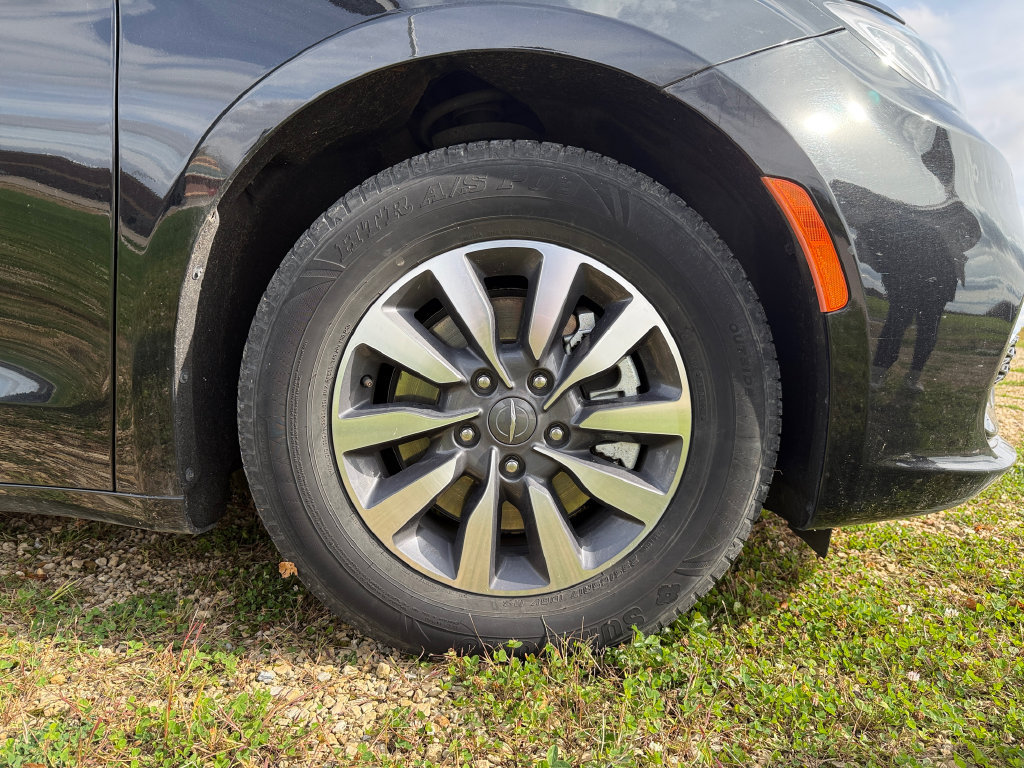 Used 2024 Chrysler Pacifica Limited FWD image 12