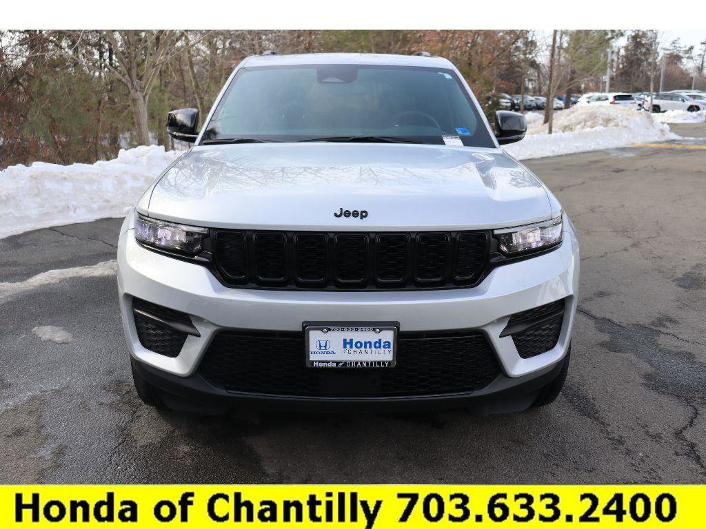 Used 2024 Jeep Grand Cherokee Altitude image 2