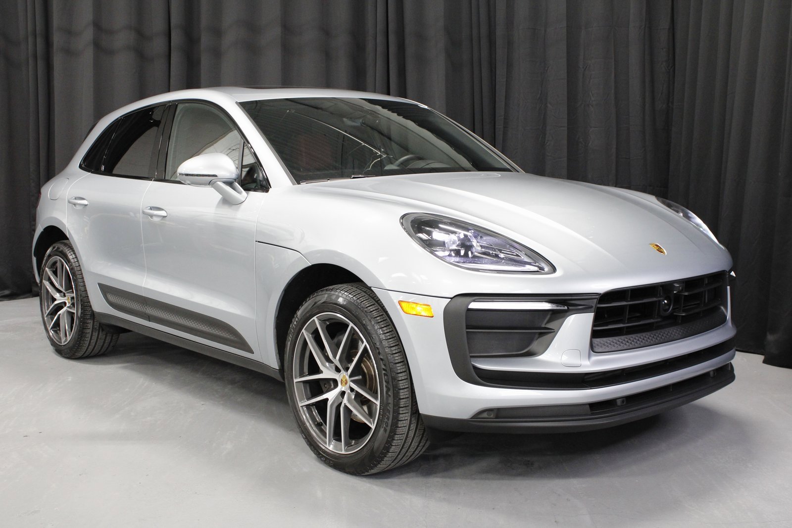 Certified 2025 Porsche Macan image 9