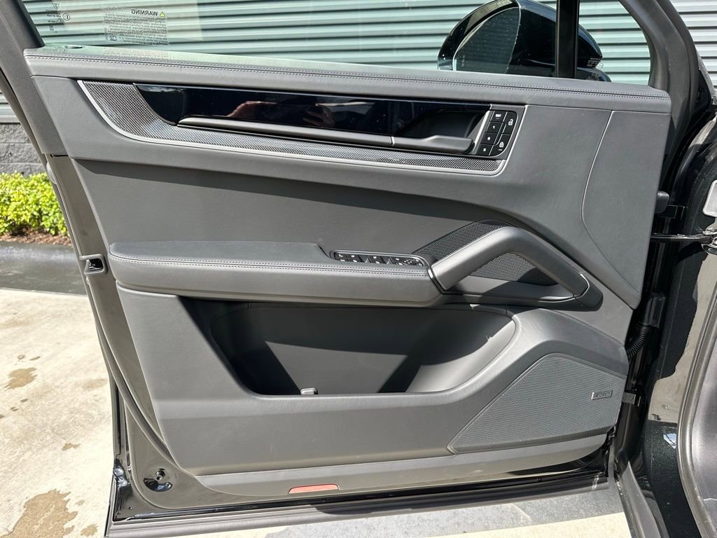 Used 2026 Porsche Cayenne Turbo AWD/4WD image 18