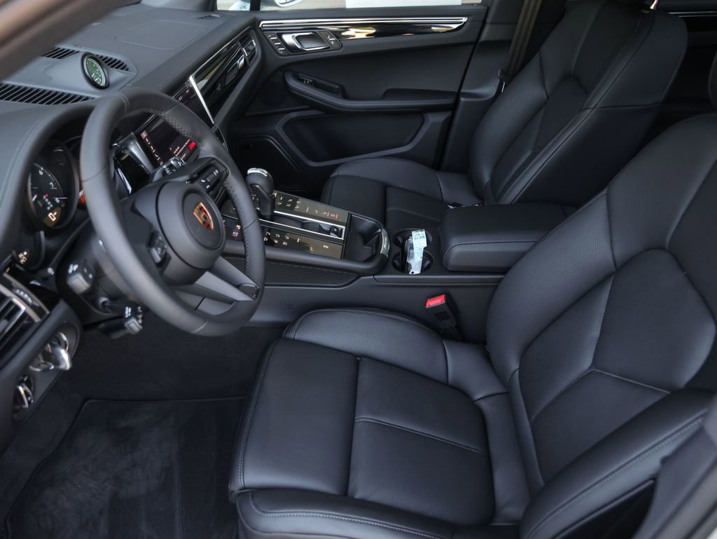Certified 2025 Porsche Macan image 16