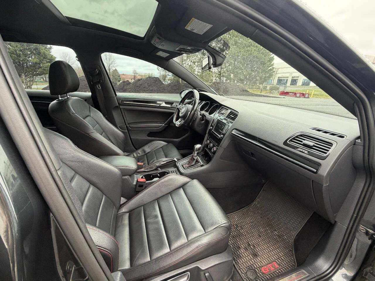 Used 2017 Volkswagen GTI SE image 9