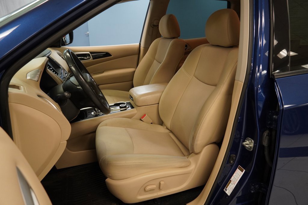 Used 2019 Nissan Pathfinder SV image 3