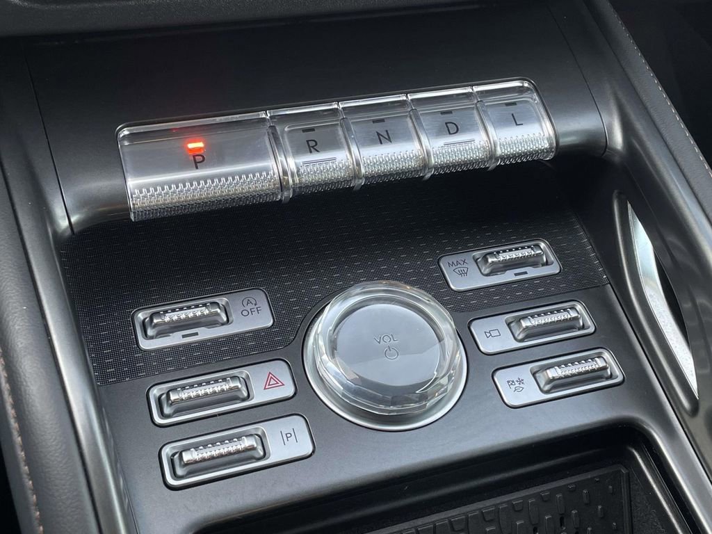 Used 2025 Lincoln Nautilus Reserve image 21