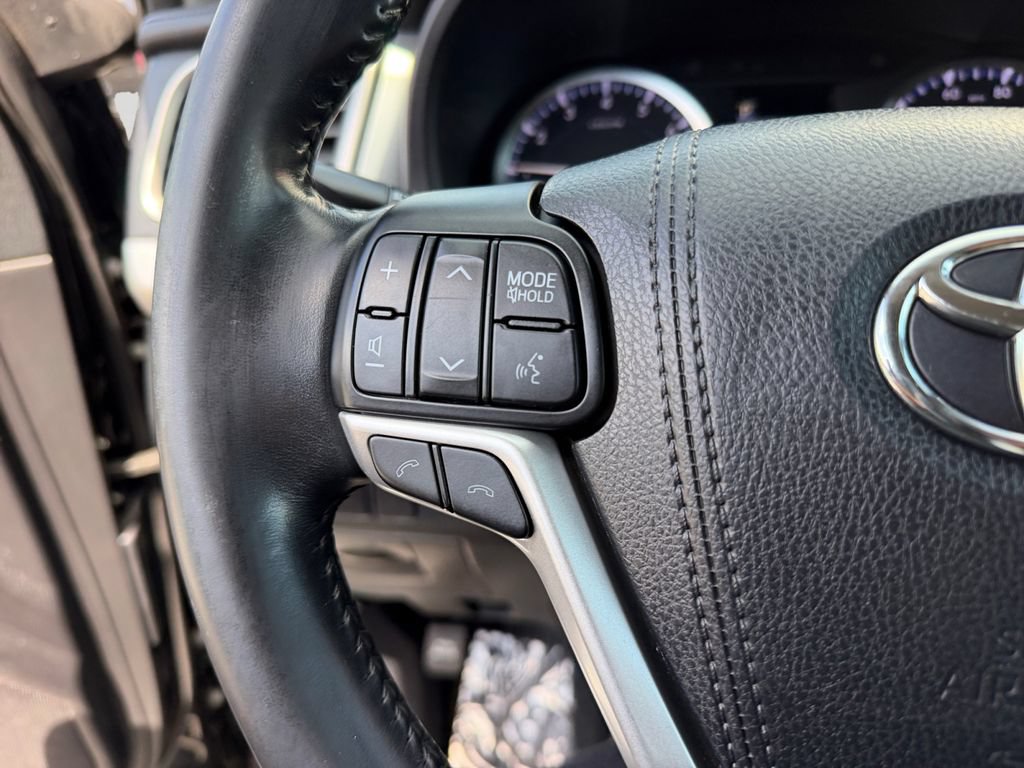Used 2017 Toyota Highlander Plus FWD image 20