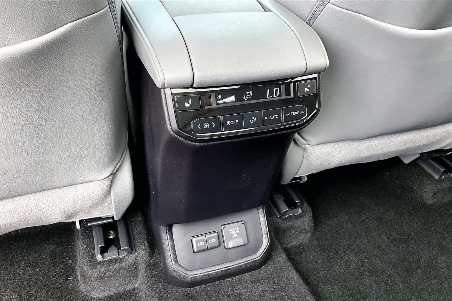 Used 2024 Toyota Highlander Platinum AWD/4WD image 36