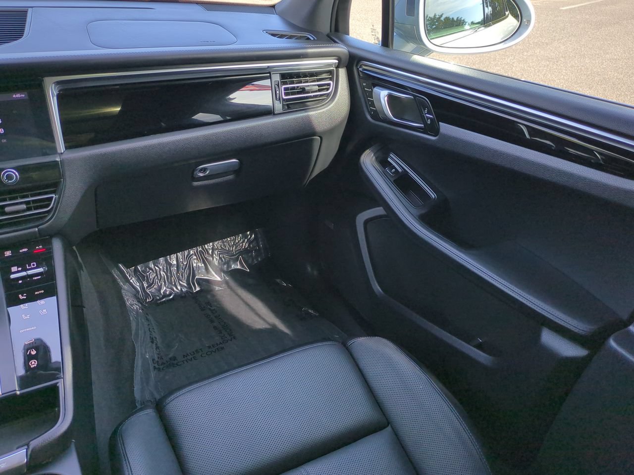 Used 2025 Porsche Macan AWD/4WD image 17