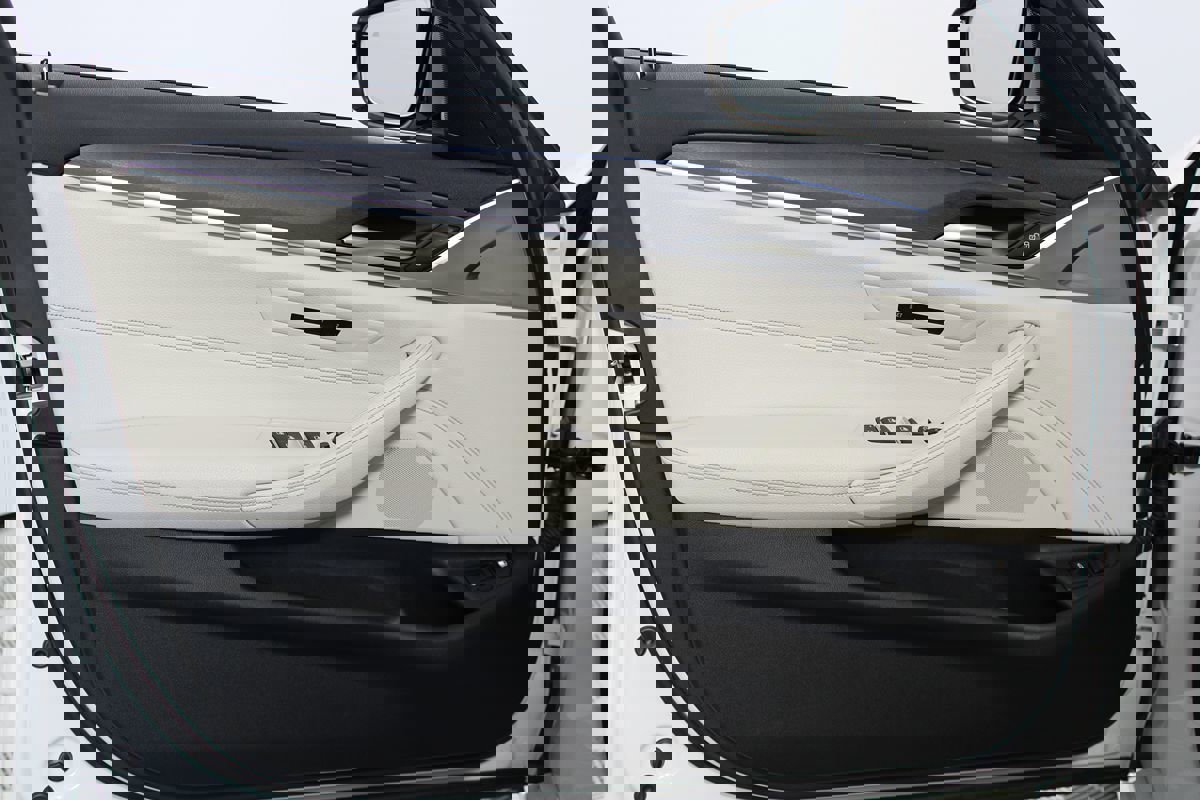 Used 2023 BMW 530e 530e w/ M Sport Package image 6