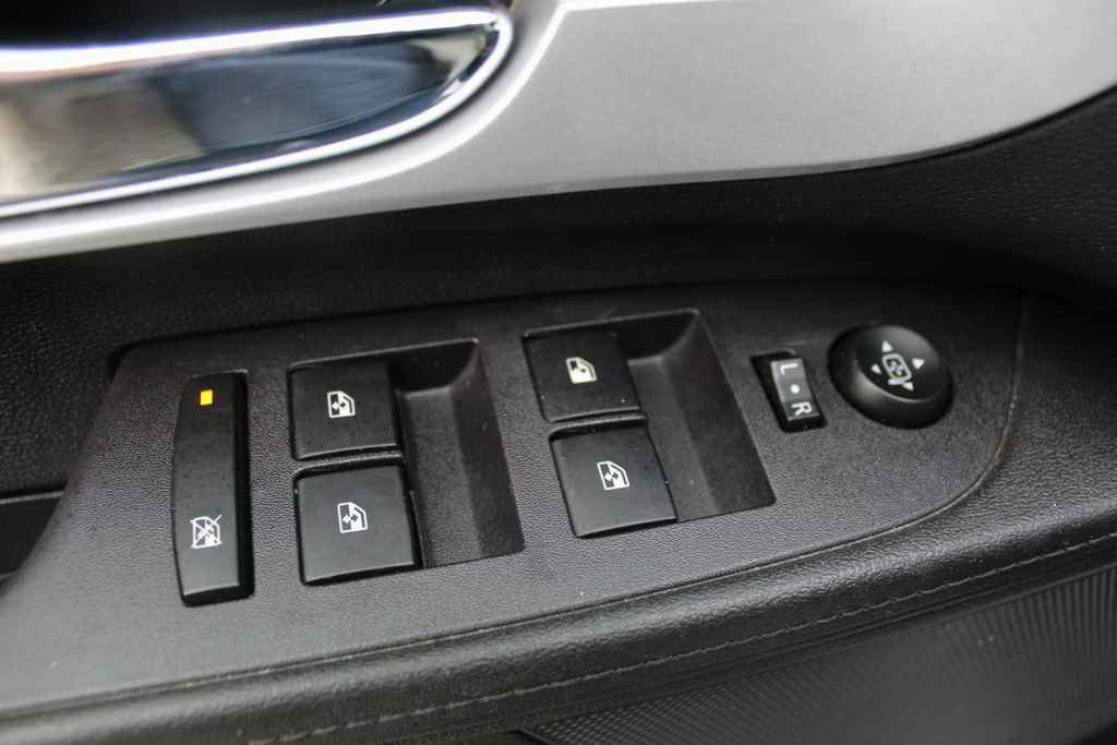 Used 2017 Chevrolet Equinox LT w/ Convenience Package image 12