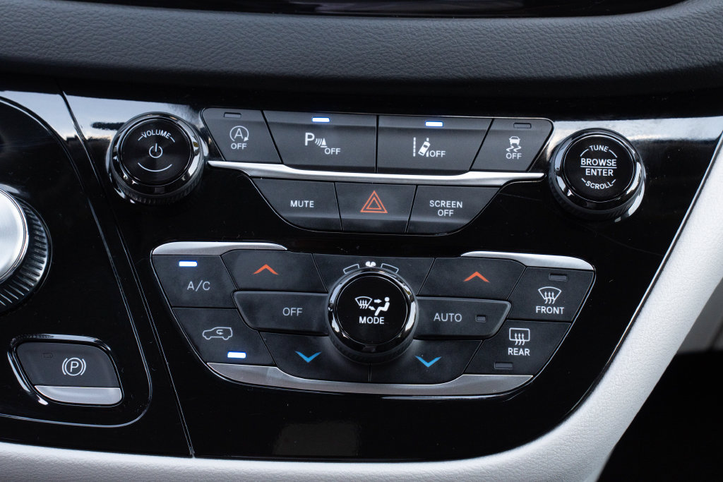 Used 2024 Chrysler Pacifica Touring-L FWD image 21
