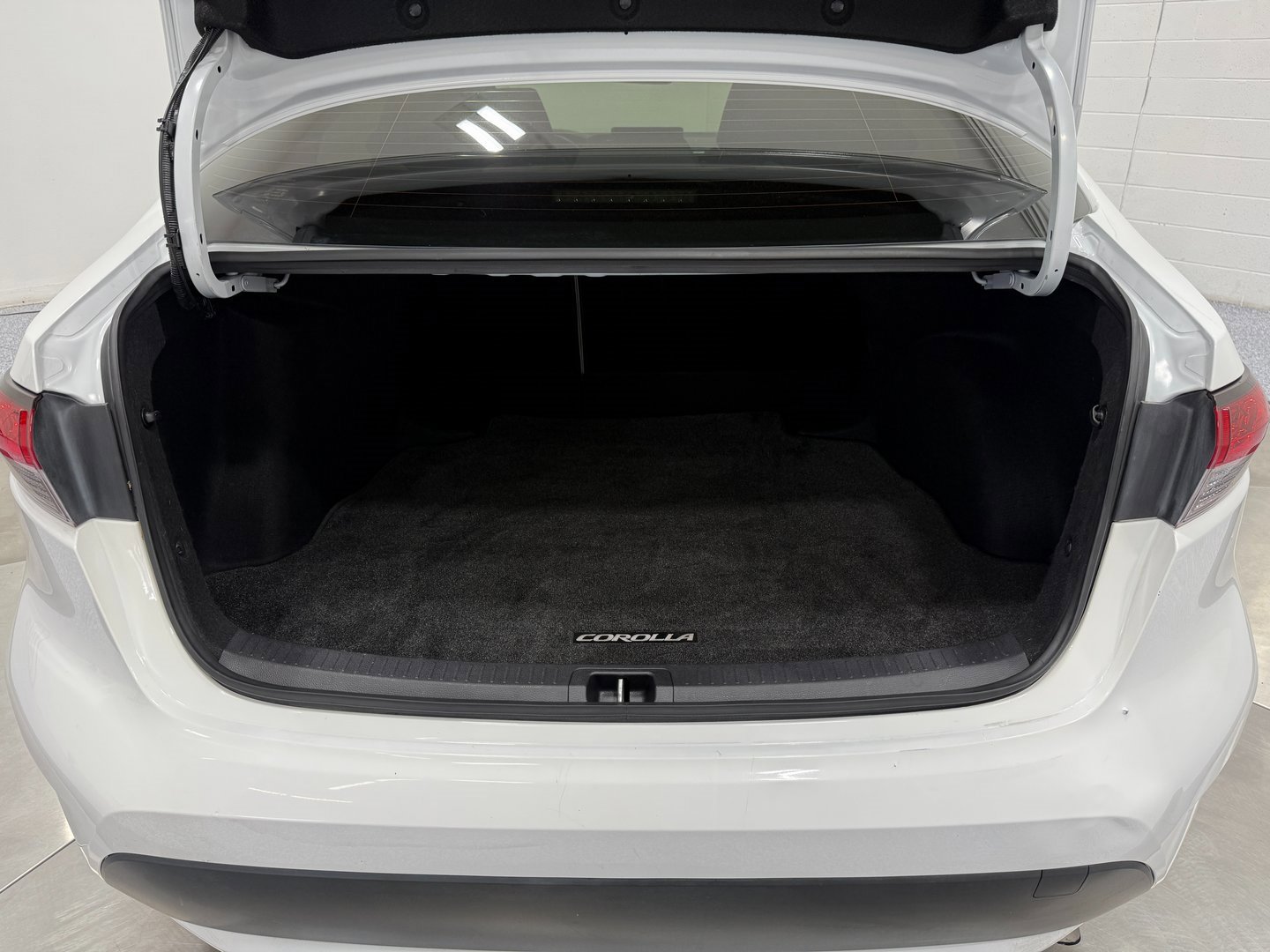 Used 2022 Toyota Corolla LE w/ Carpet Mat Package (TMS) image 55