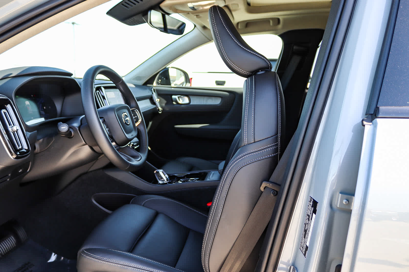 Used 2025 Volvo XC40 B5 Plus w/ Protection Package Premier AWD/4WD image 19