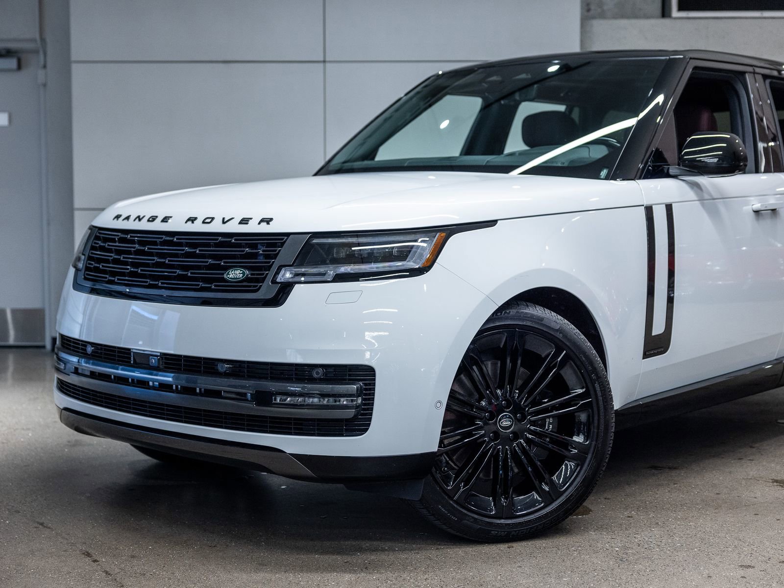 Used 2025 Land Rover Range Rover Autobiography image 19