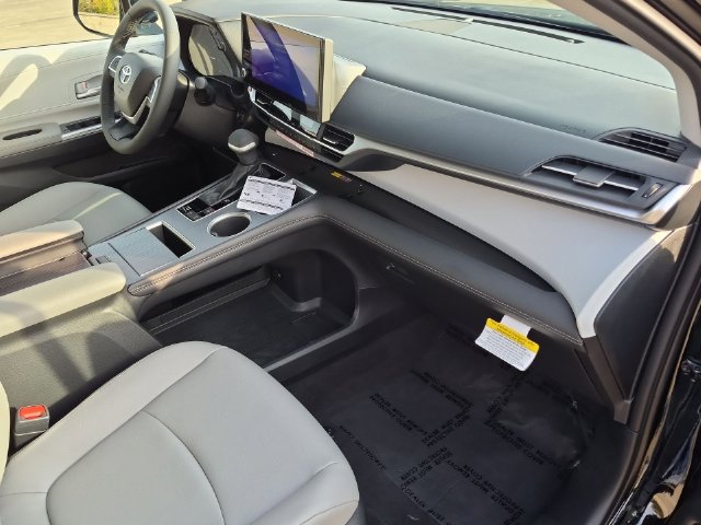 Certified 2026 Toyota Sienna XLE FWD image 32
