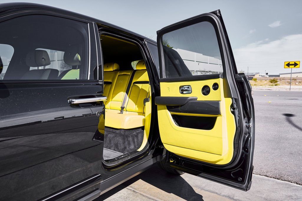 Used 2022 Rolls-Royce Cullinan Black Badge w/ Dark Exterior Package image 32