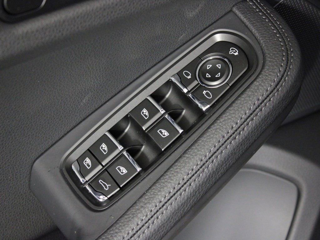 Certified 2025 Porsche Macan image 15