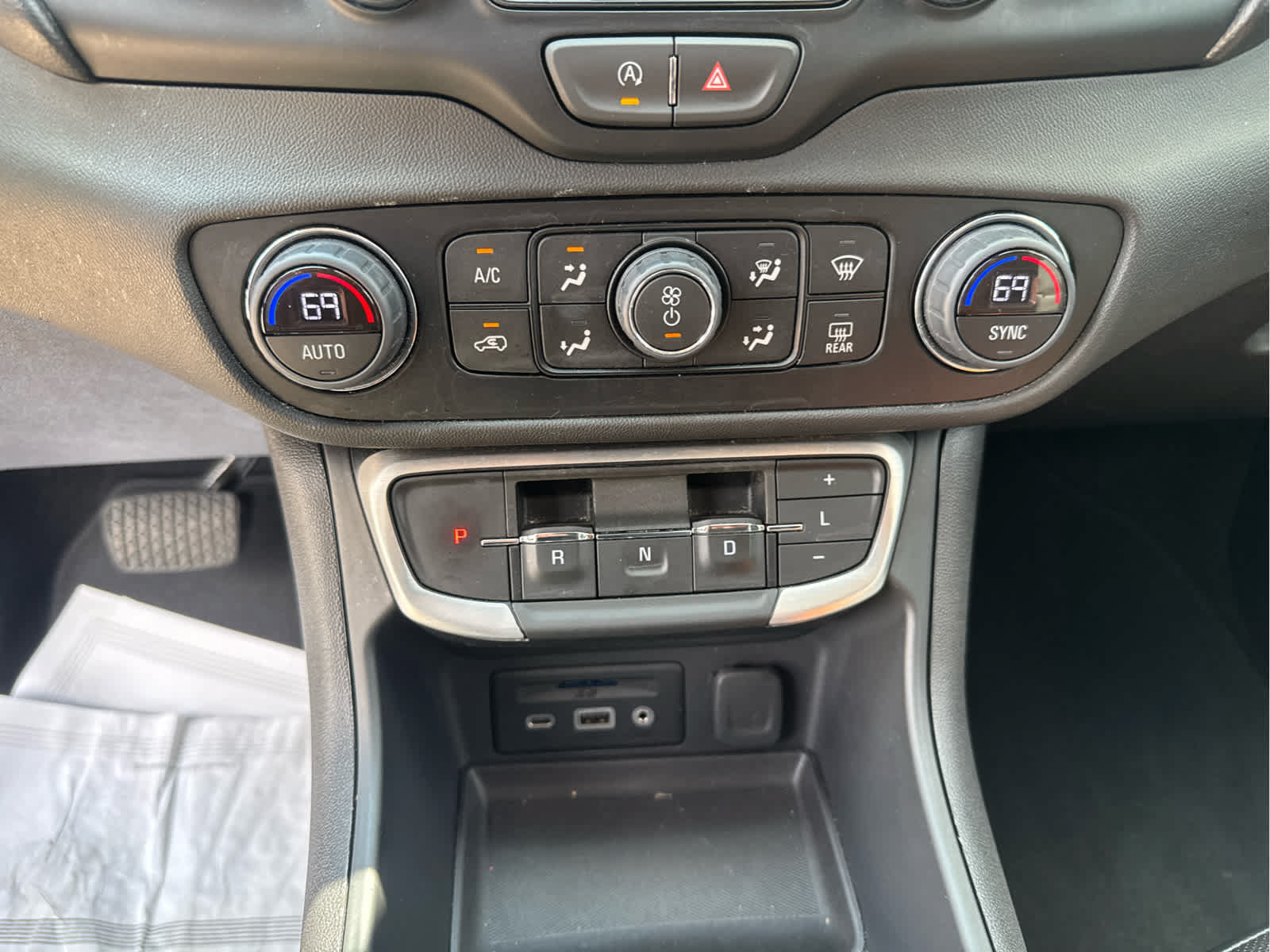 Used 2024 GMC Terrain SLT AWD/4WD image 28