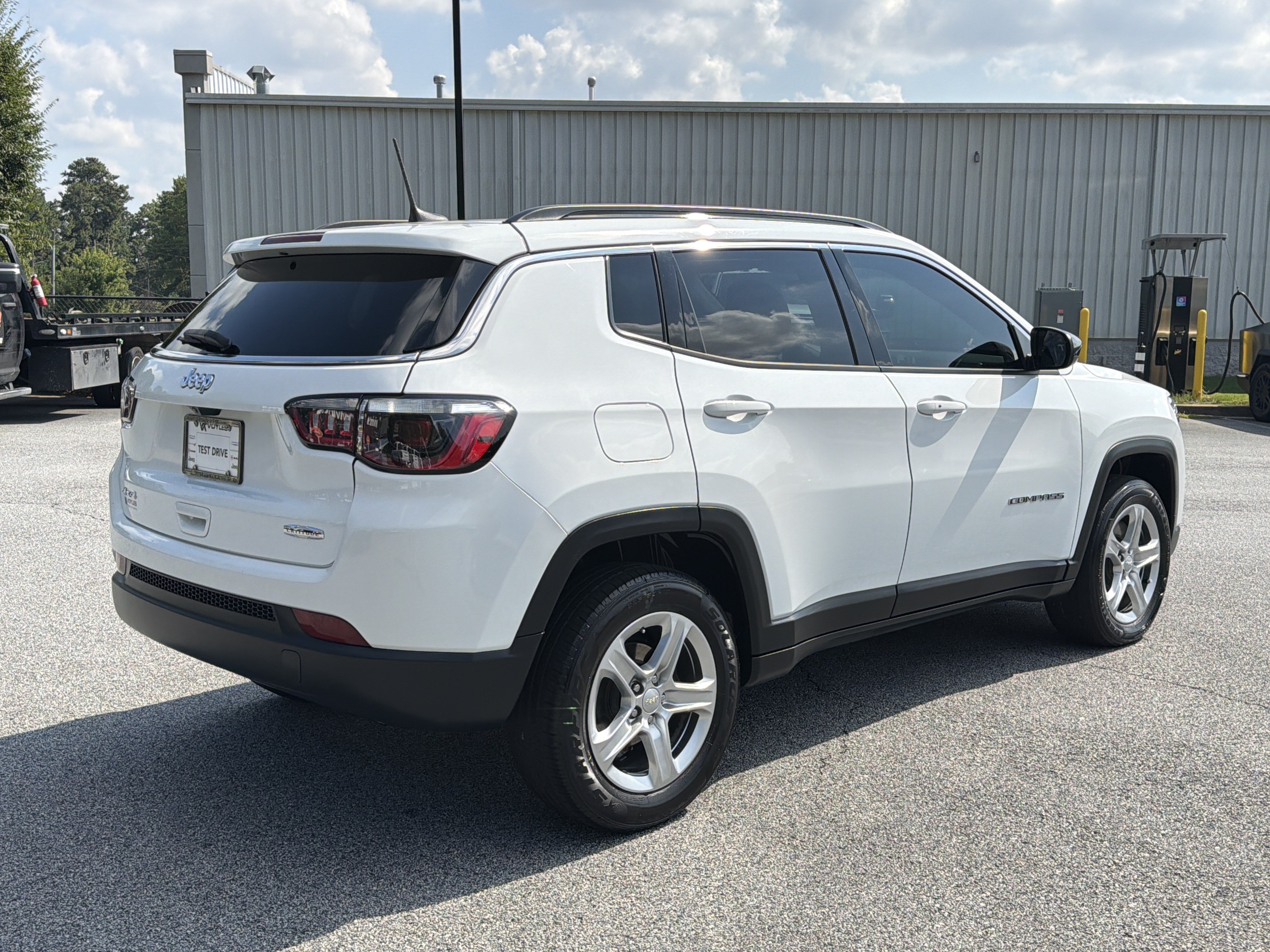 Used 2023 Jeep Compass Latitude AWD/4WD image 8