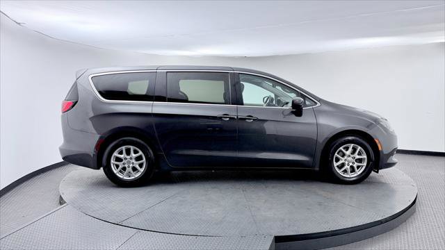Used 2017 Chrysler Pacifica Touring image 9