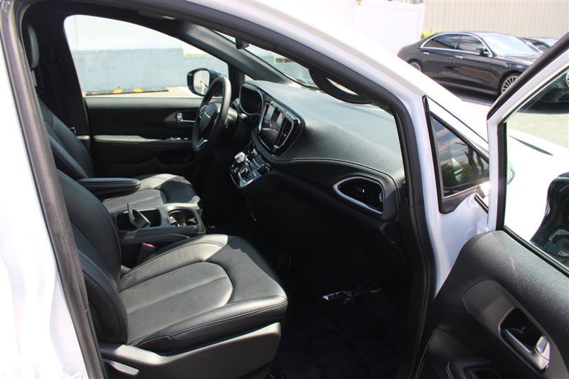 Used 2025 Chrysler Pacifica Select FWD image 13