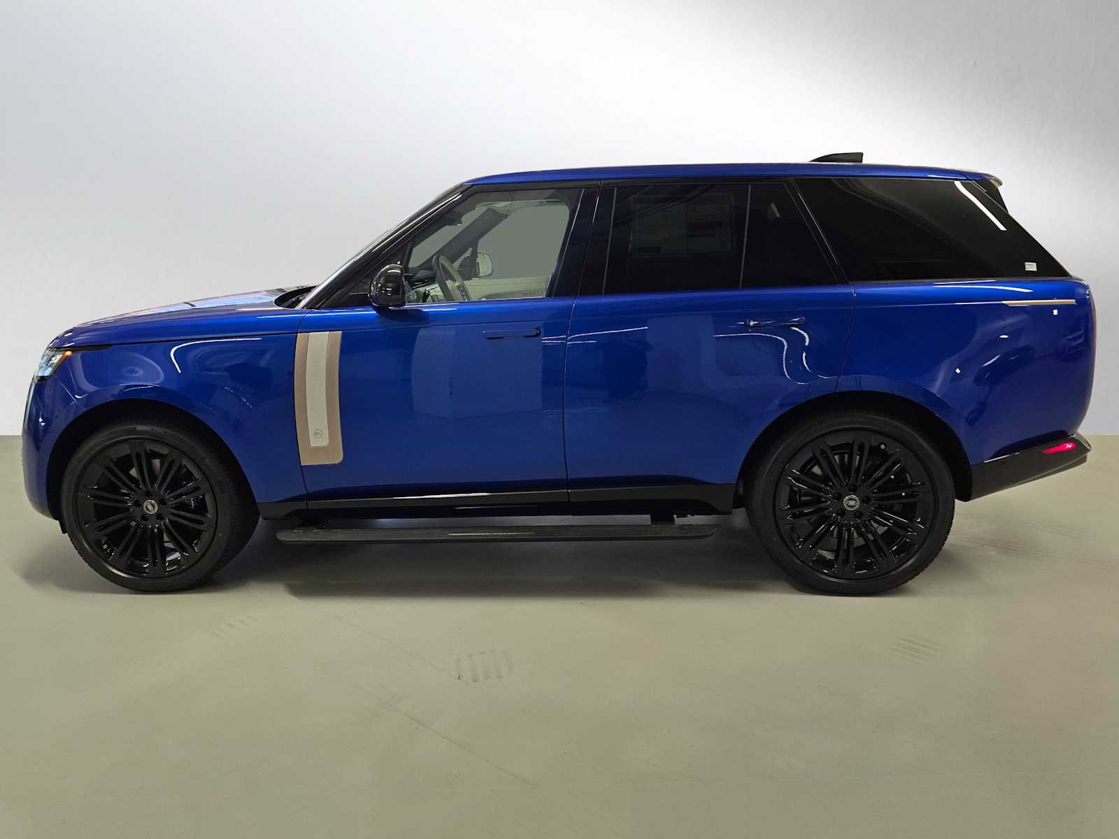New 2025 Land Rover Range Rover SV image 2