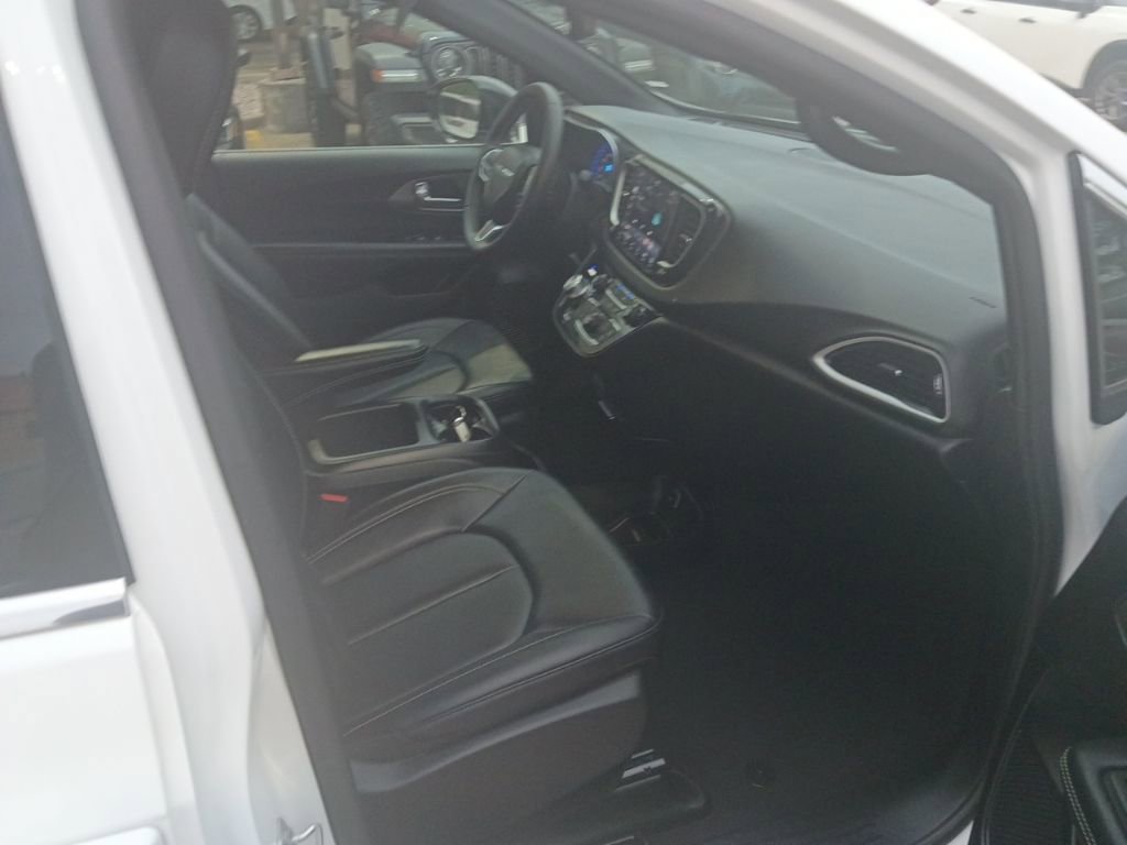 Used 2025 Chrysler Pacifica Select image 8