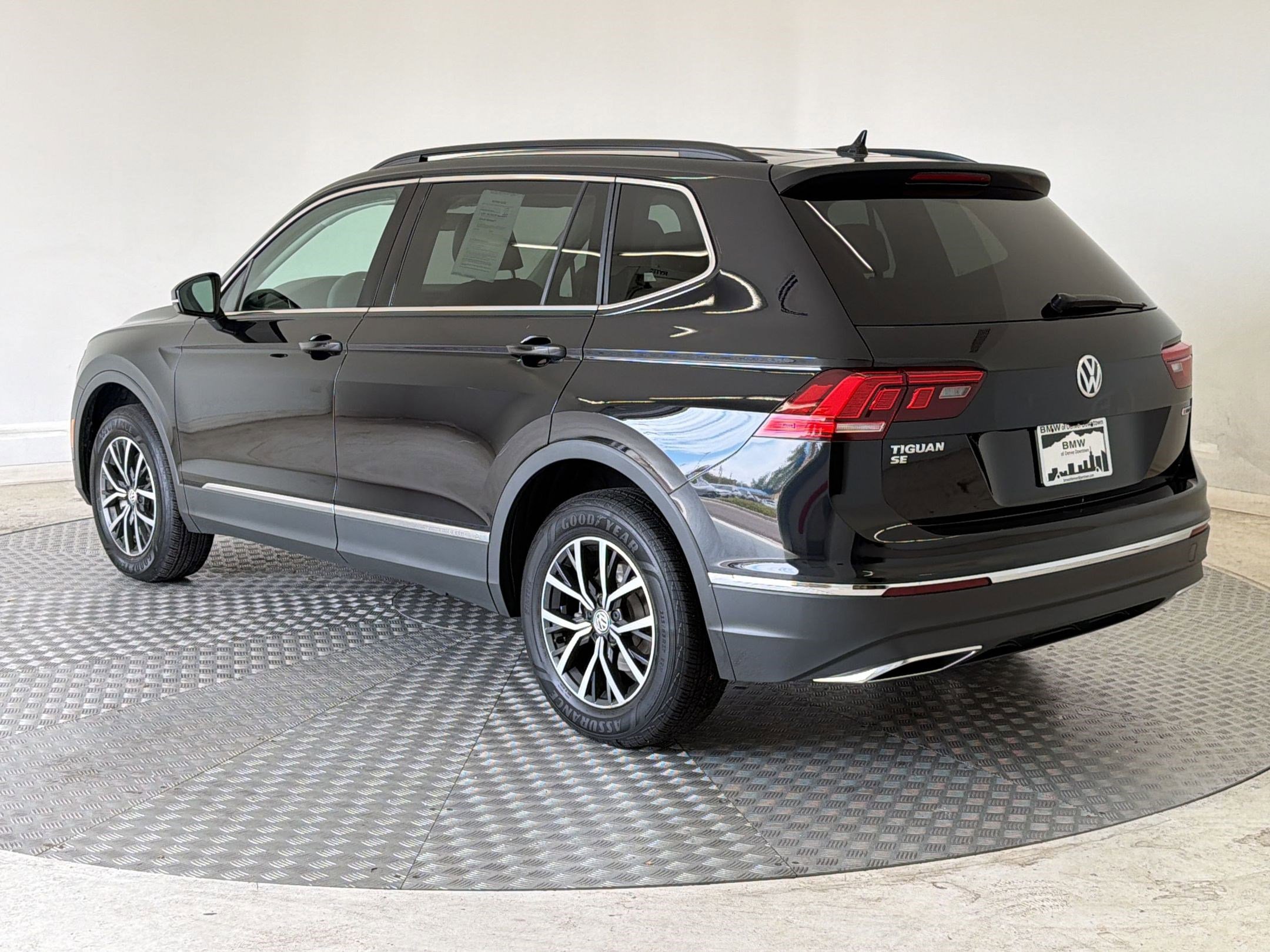 Used 2020 Volkswagen Tiguan SE AWD/4WD image 3