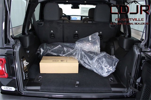 Used 2024 Jeep Wrangler Sahara w/ Technology Group image 9