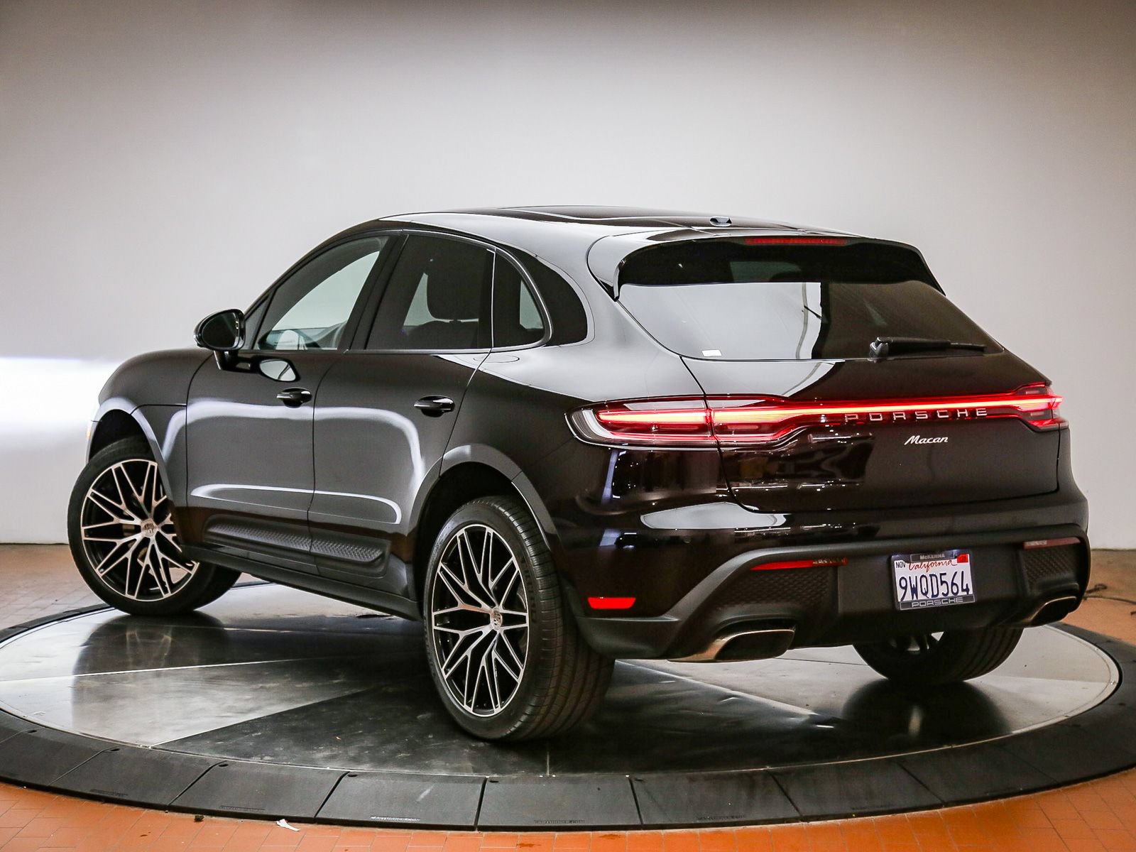 Certified 2026 Porsche Macan AWD/4WD image 5