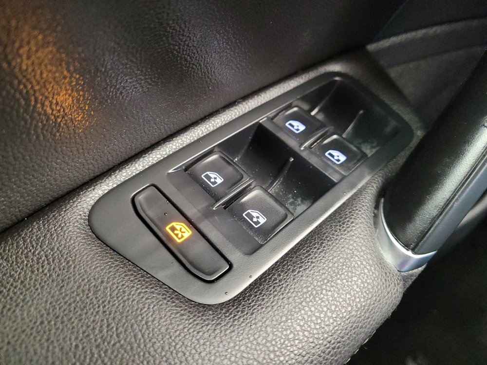 Used 2019 Volkswagen Golf SE image 27