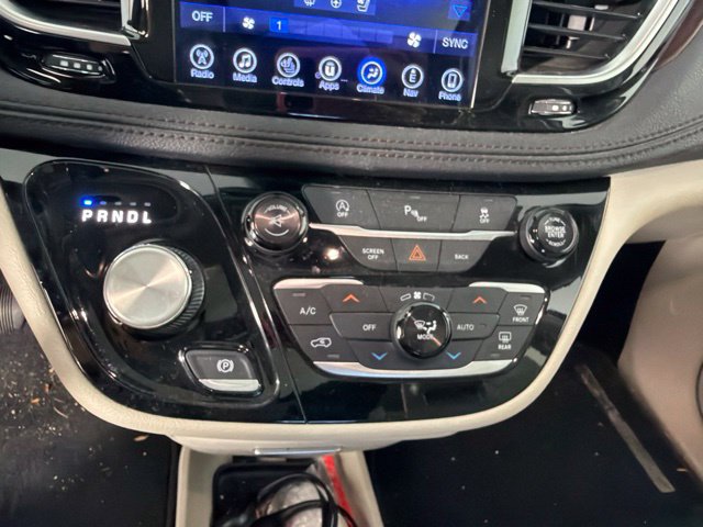 Used 2017 Chrysler Pacifica Limited FWD image 18