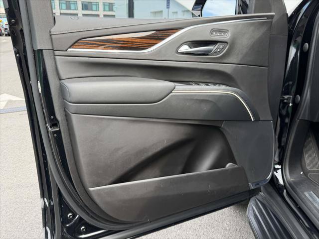Used 2023 Cadillac Escalade Premium Luxury w/ Performance Package AWD/4WD image 18
