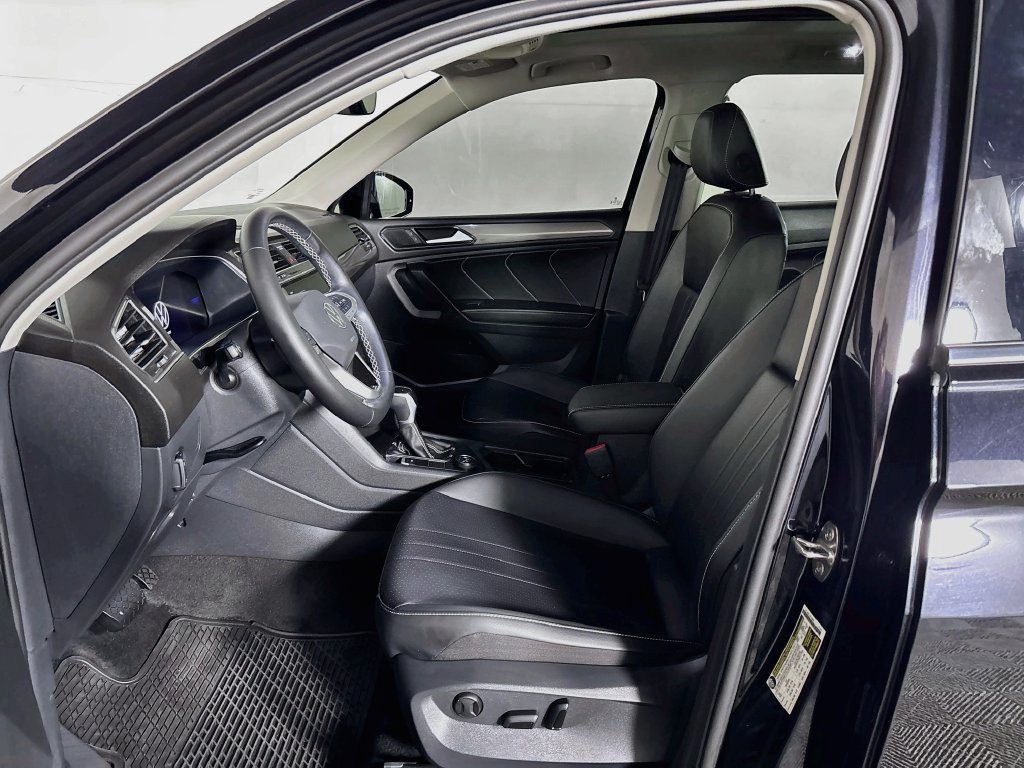 Certified 2024 Volkswagen Tiguan SE w/ Panoramic Sunroof Package AWD/4WD image 12