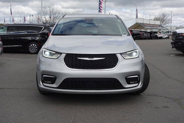 Used 2024 Chrysler Pacifica Touring-L image 2