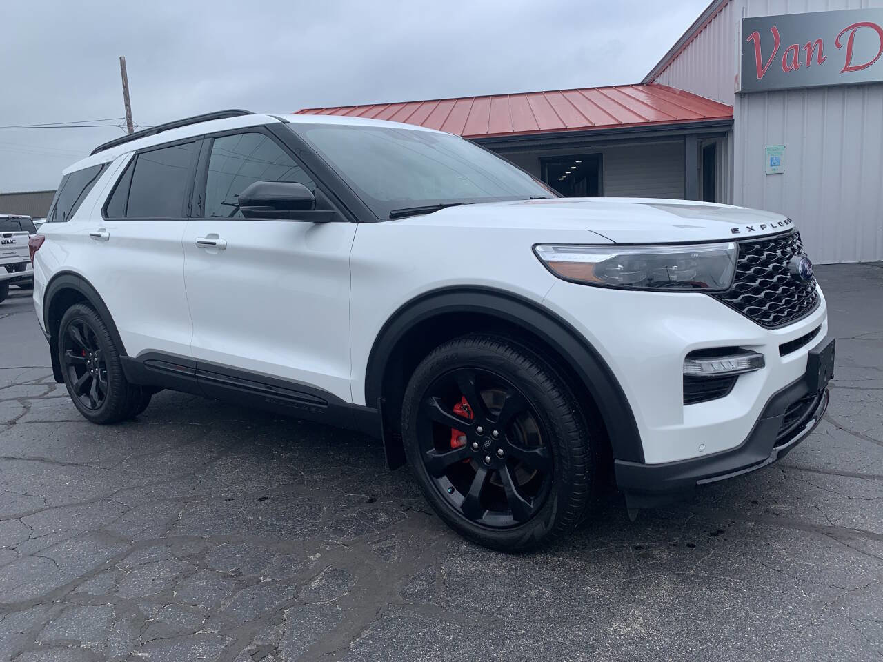 Used 2024 Ford Explorer ST w/ Technology Package image 2