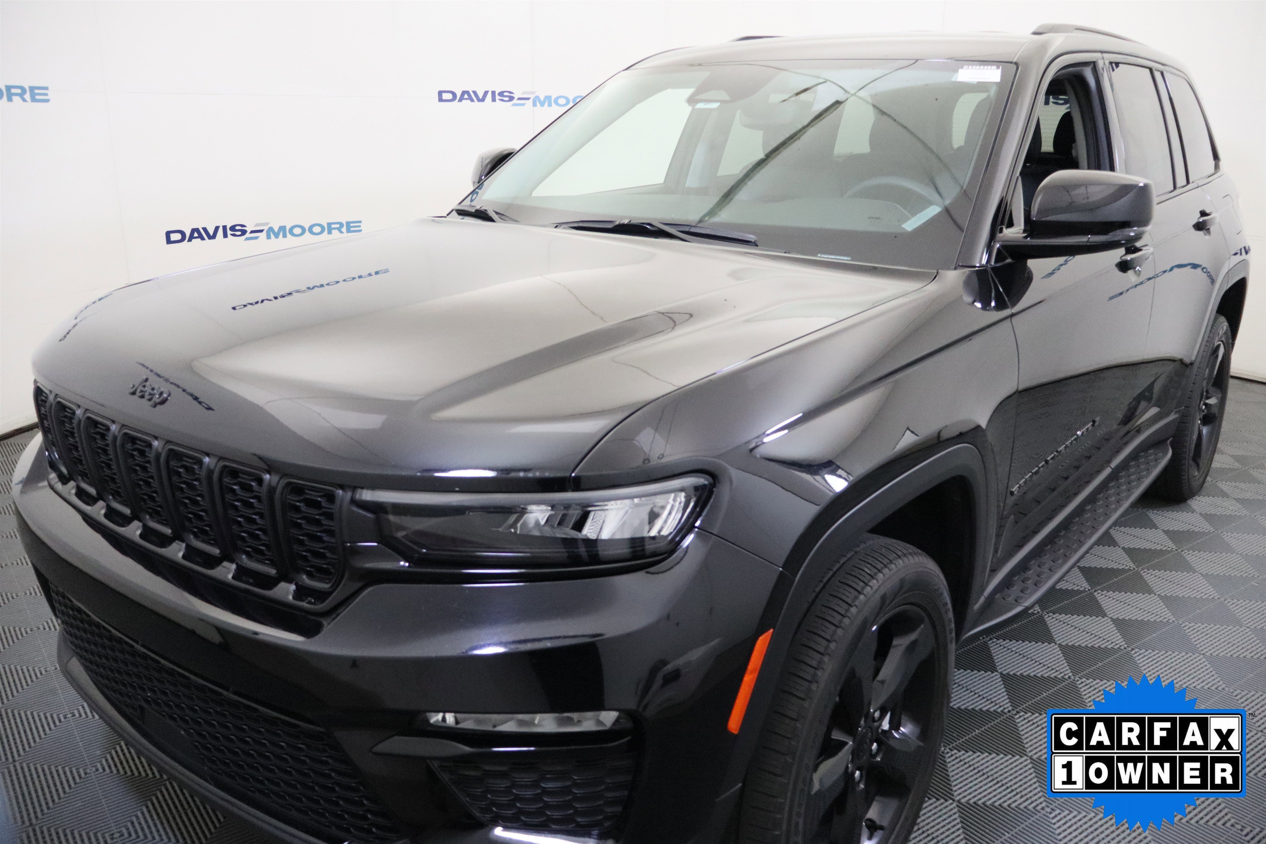 Used 2023 Jeep Grand Cherokee Limited w/ Black Appearance Package AWD/4WD image 12