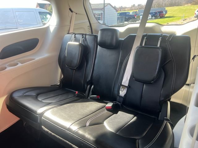 Used 2023 Chrysler Pacifica Touring-L image 24