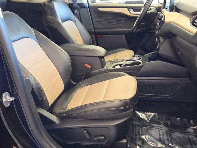 Used 2021 Ford Escape Titanium w/ Titanium Elite Package AWD/4WD image 3