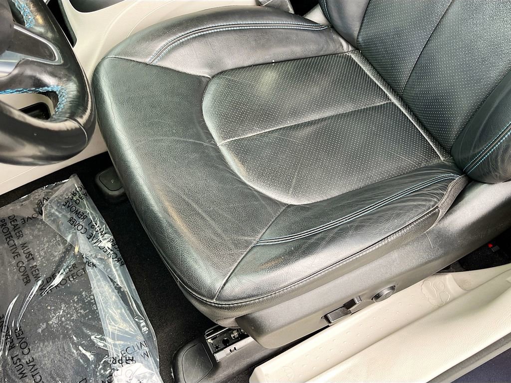 Certified 2021 Chrysler Pacifica Touring-L w/ Uconnect Theater Family Group image 18