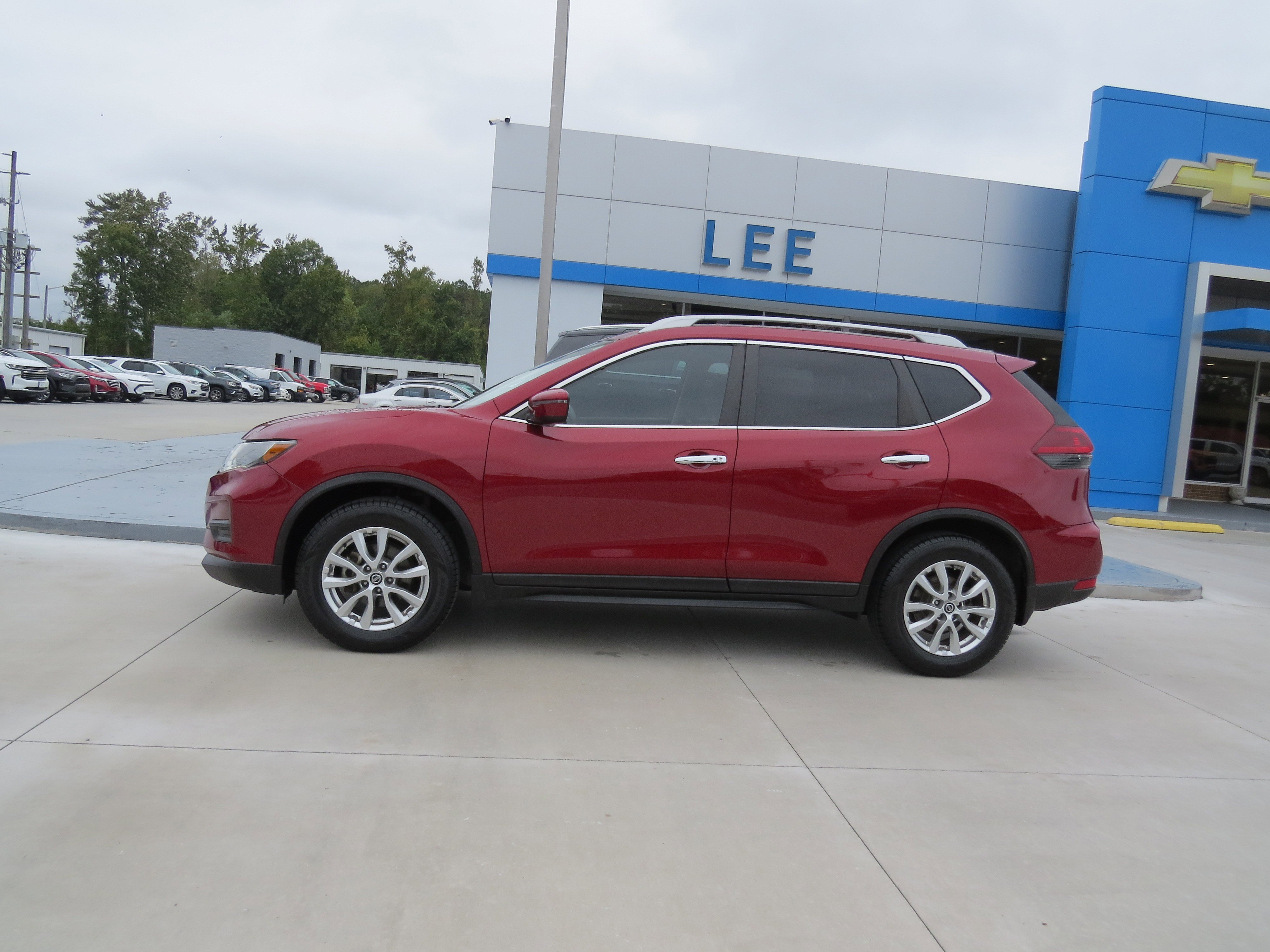 Used 2020 Nissan Rogue SV image 2